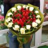 Букет «Клубника в белых розах» - 5 940 руб.