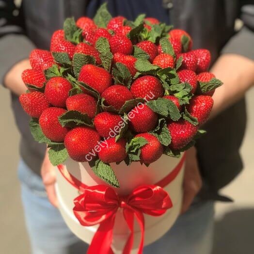 Коробка с клубникой «Сам бы ел, да денег мало» - 3 930 руб.